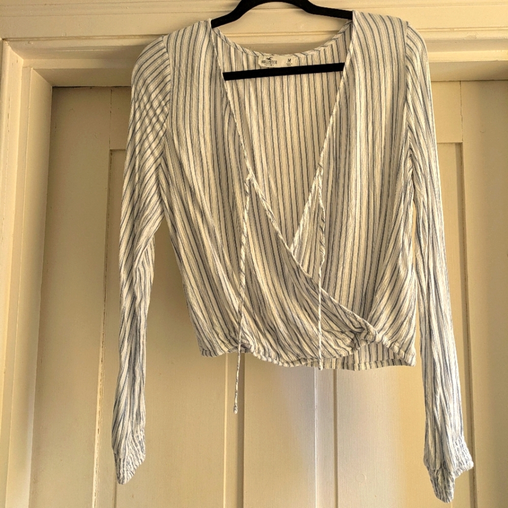 Hollister Mamma Mia Look White & Blue Faux Wrap Blouse- M & EUC